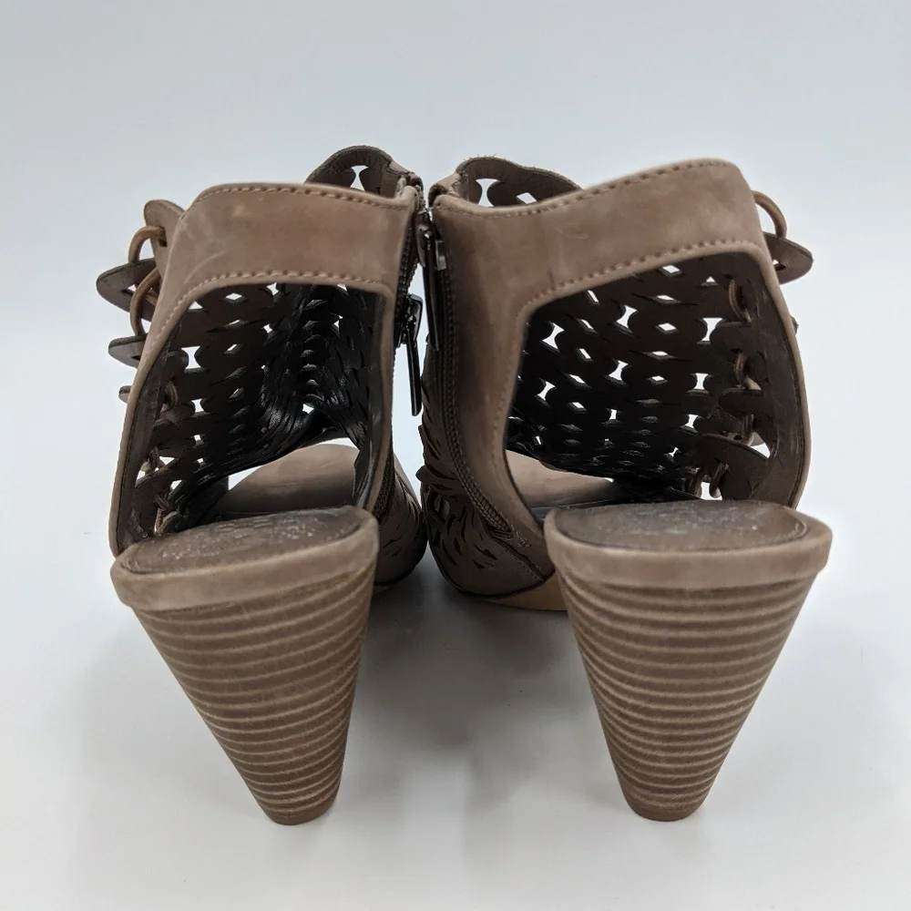 NWT VINCE CAMUTO Emberla Sandals